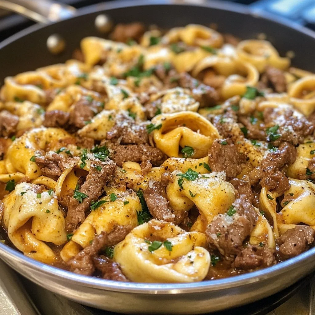 Tortellini w stylu Philly cheesesteak na talerzu