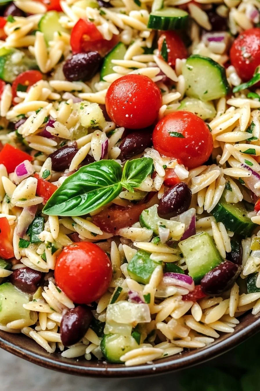 Sałatka z makaronem orzo po grecku
