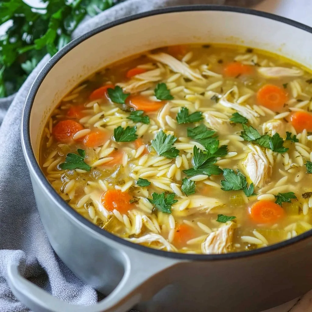 Zupa z kurczaka z orzo przygotowana w jednym garnku